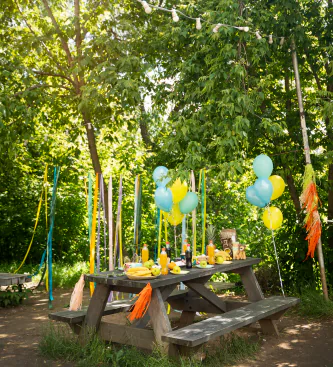 Geburtstagstafel im Garten, mit Luftballons geschmückt