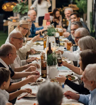 Kolleginnen und Kollegen beim Dinner an einer langen Tafel