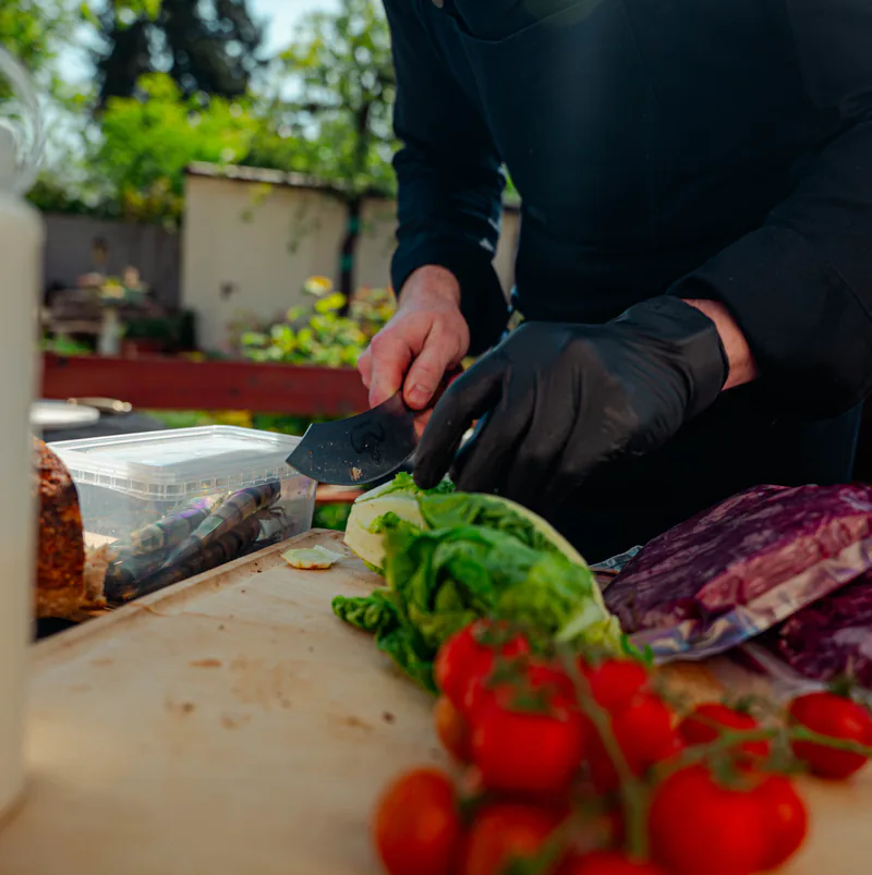Ein Koch bereitet frische Zutaten direkt am Grill vor