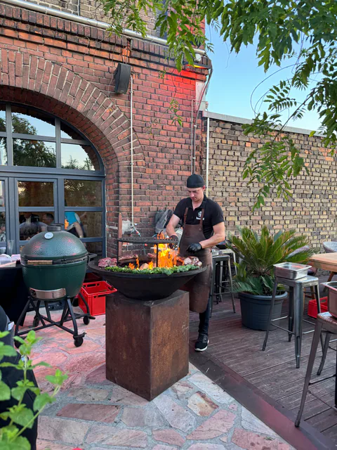 Flammen schlagen unter dem Grillgut hoch