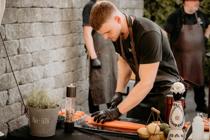 Jan Trautmann bereitet frischen Lachs für das Catering zu