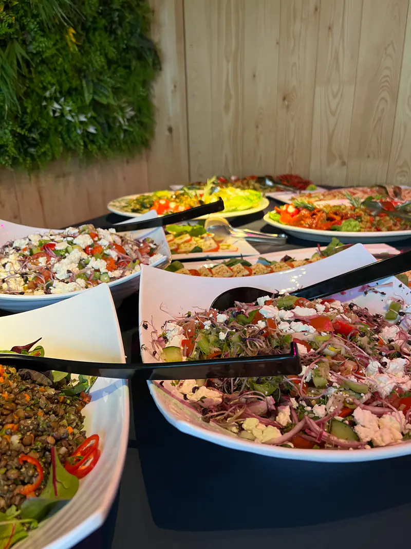 Vielfältiges Buffet mit Salaten und Vorspeisen