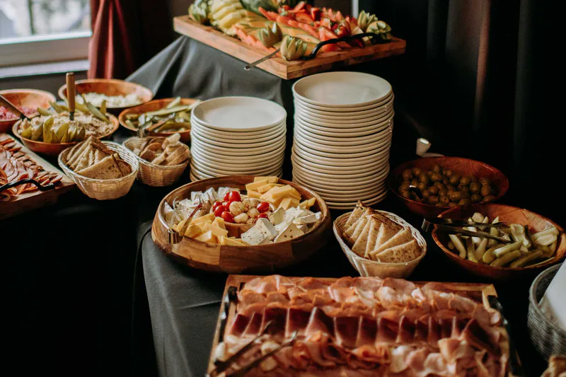 Auswahl von Käse, Brot und Beilagen am Buffet