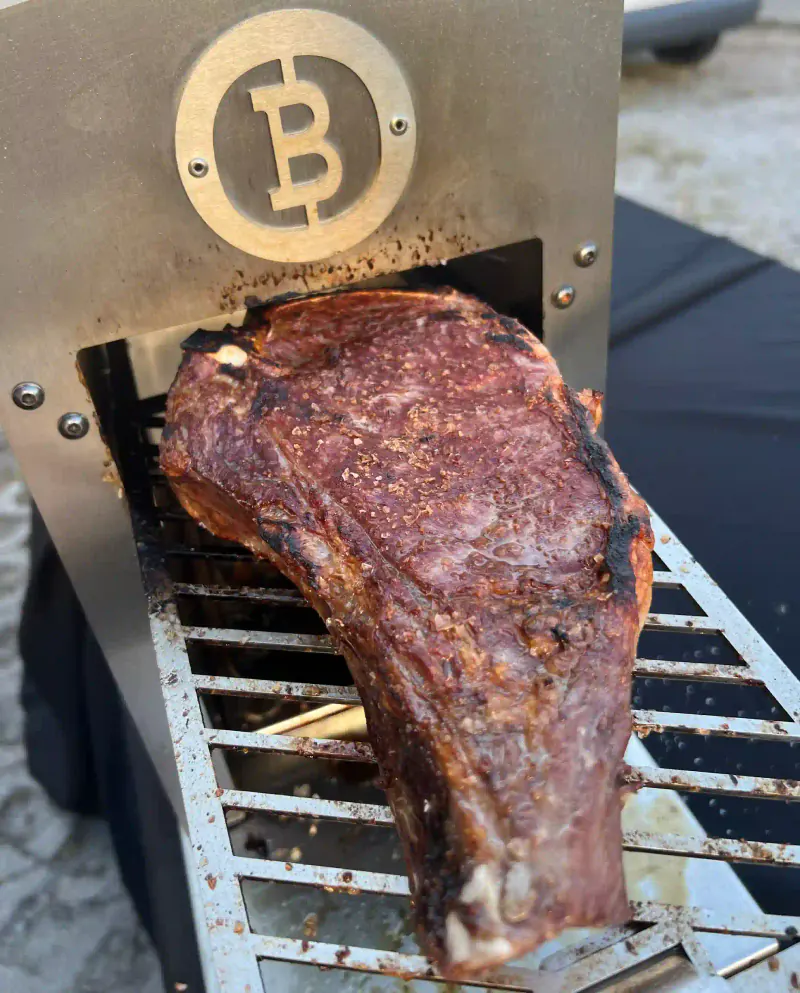 Steak wird am BEEFER-Hochtemperaturgrill zubereitet
