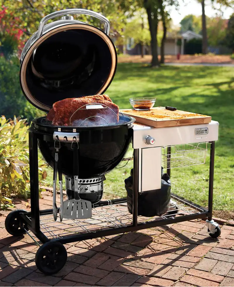 Weber Summit mit Braten im Garten