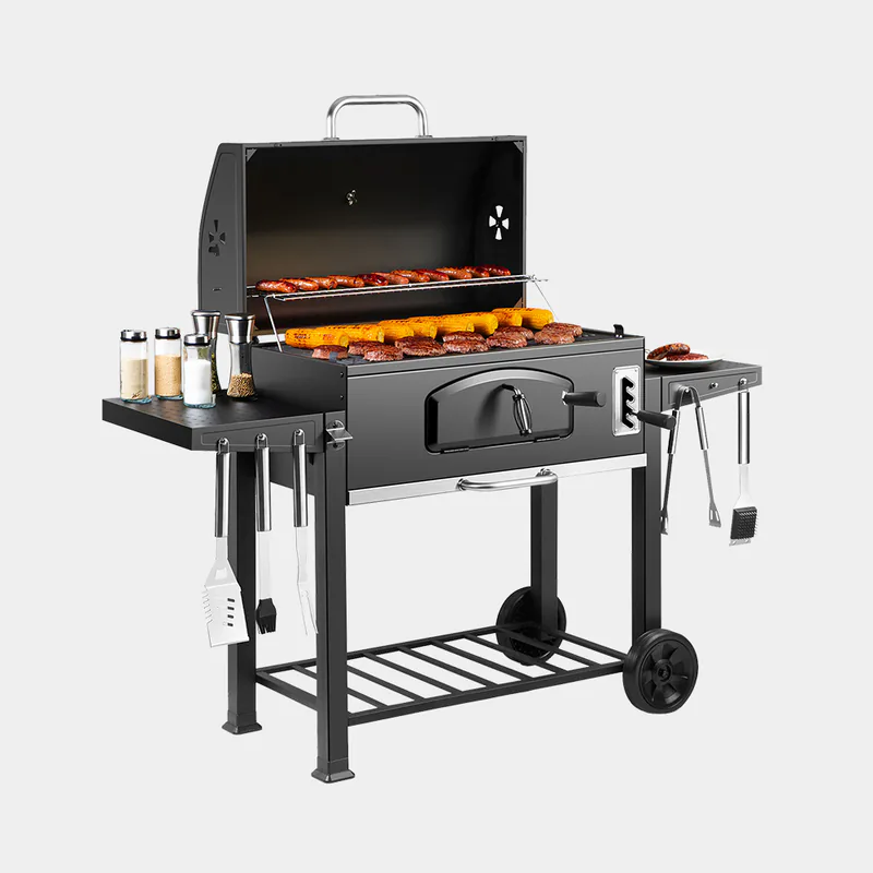 XXL-Smoker mit Grillgut und Grillutensilien