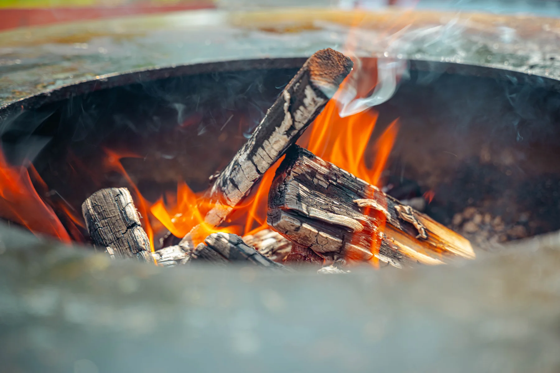 Holzscheite brennen im offenen Feuer
