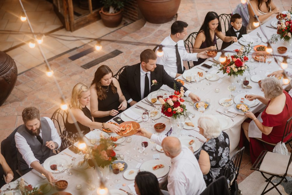 Hochzeitspaar am Abend neben offenem Feuer