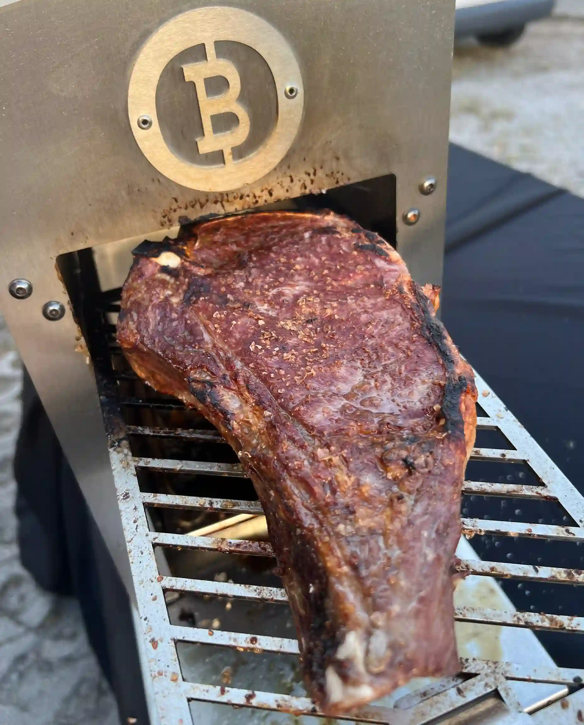 Steak wird am BEEFER-Hochtemperaturgrill zubereitet