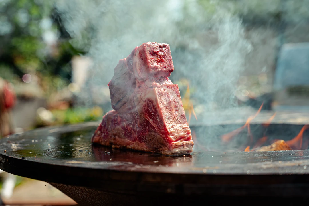 Fisch und Gemüse werden am Grill über offenem Feuer gegart